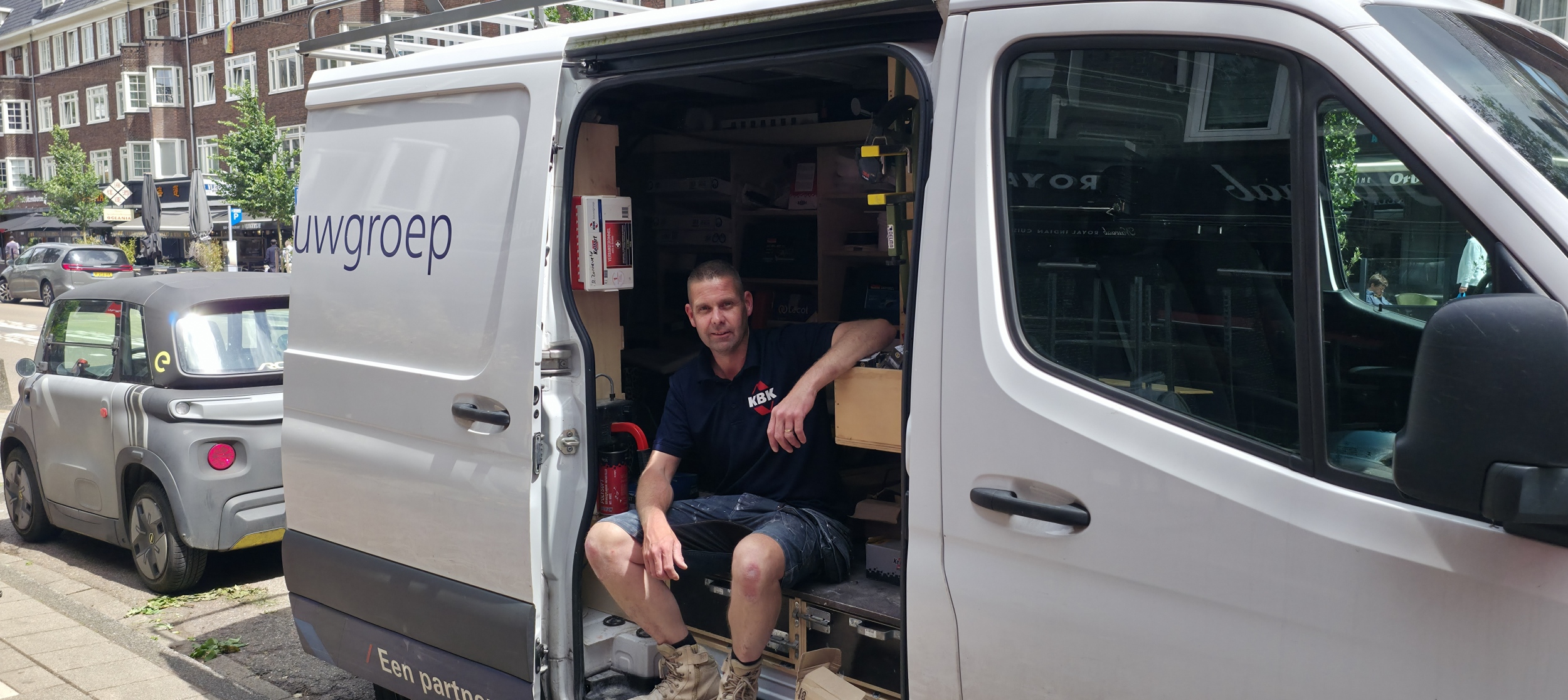 Timmerman Robin Zonneveld in zijn werkbus