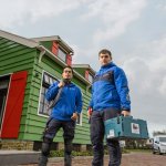 Mannen van elektrotechniek met materialen
