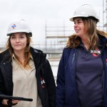 Projectmanager en calculator kijken naar het project van KBK bouwgroep