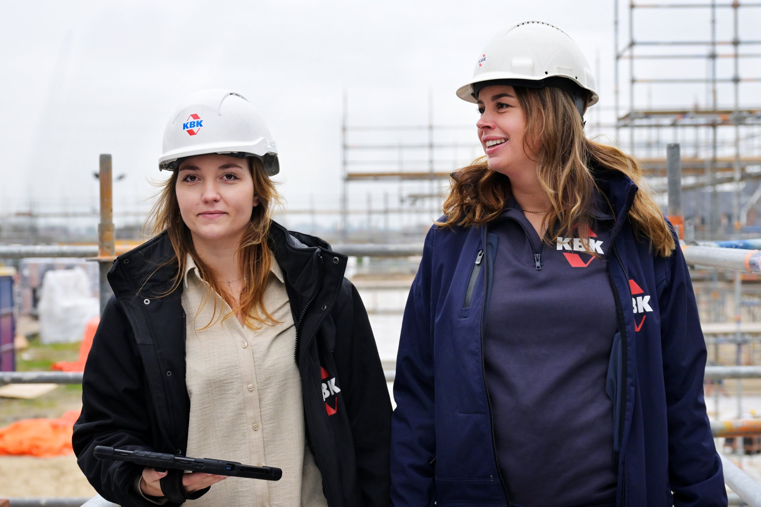 Projectmanager en calculator kijken naar het project van KBK bouwgroep