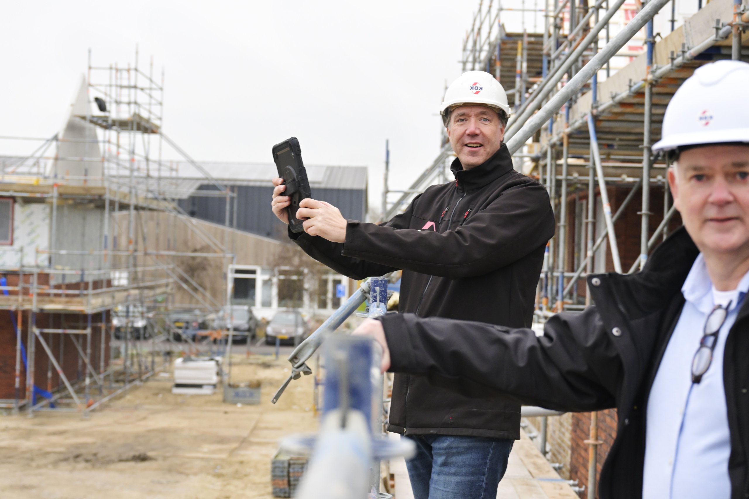 Projectmanager met uitvoerder op het werk kijkend naar de voortgang