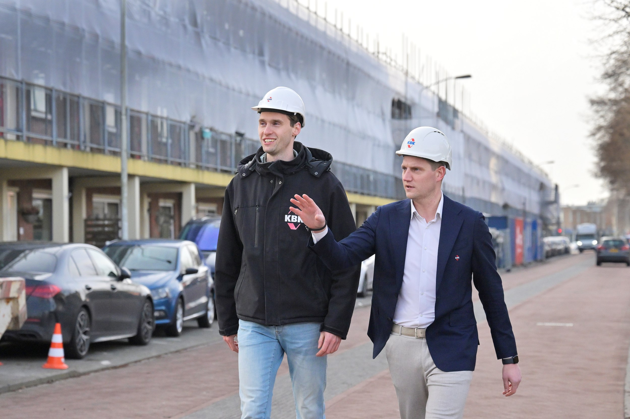 Projectmanager op het werk met commercieel manager van KBK bouwgroep