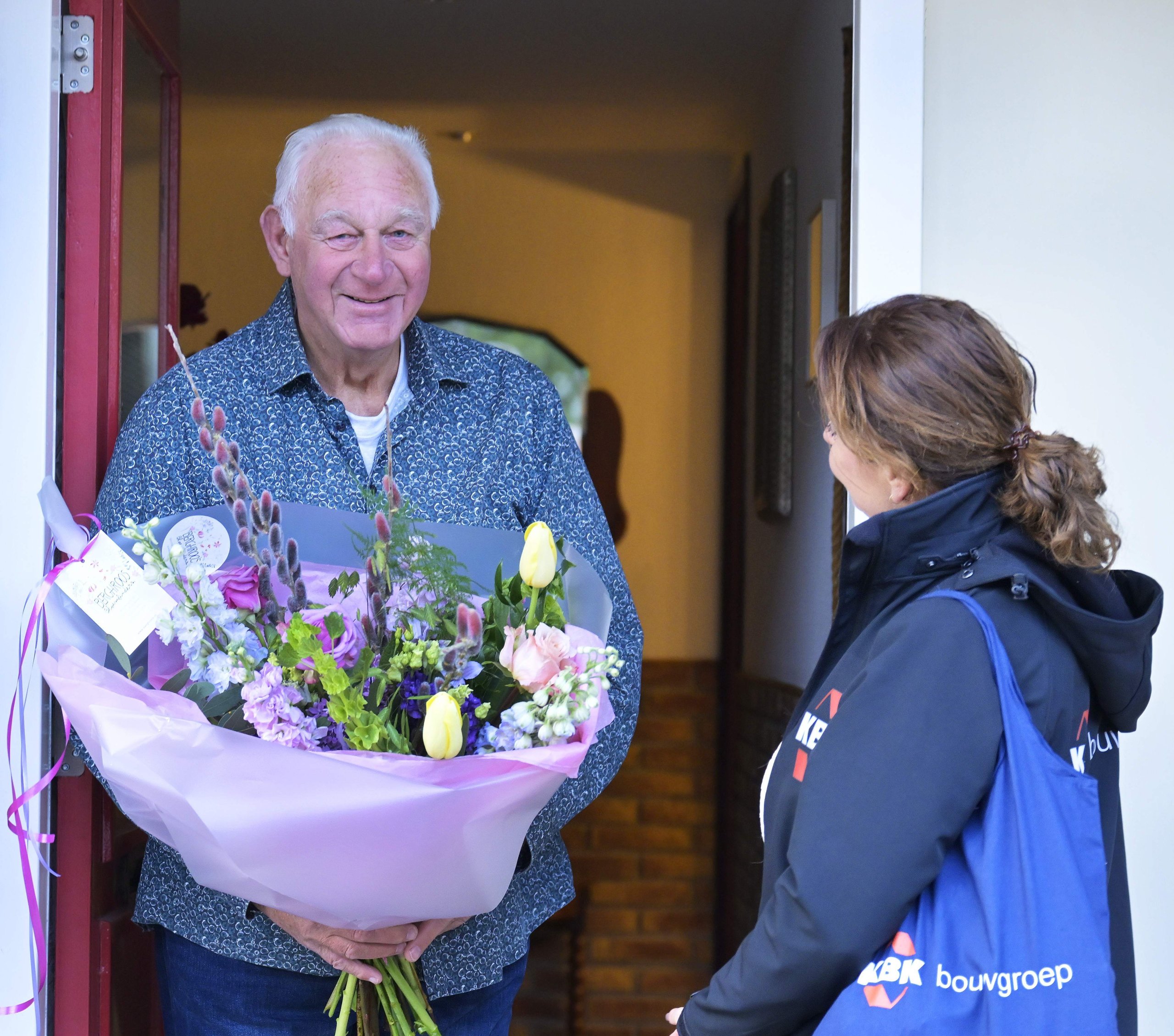 Bewonersconsulente in gesprek met bewoner jaap