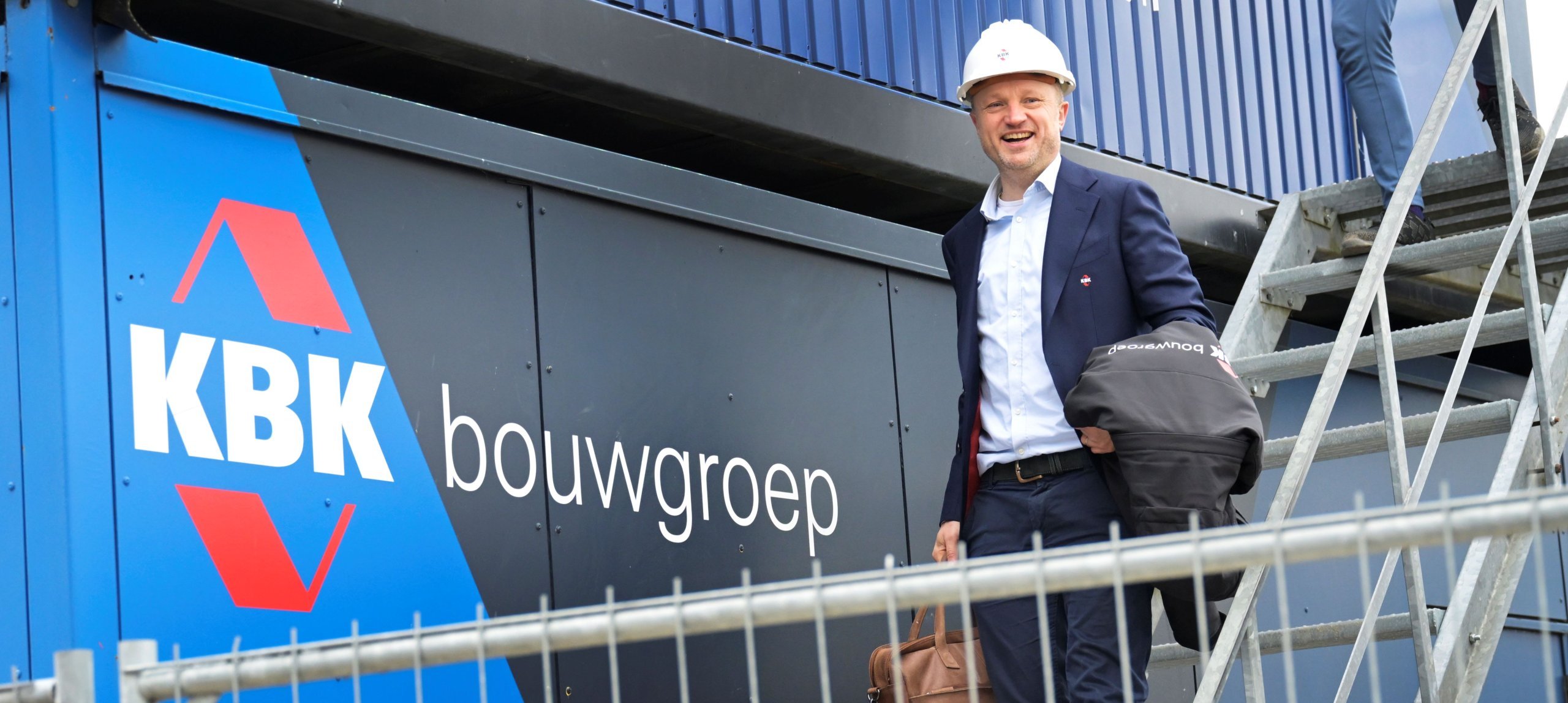 wilbert komt lachend uit een overleg met collegas KBK bouwgroep