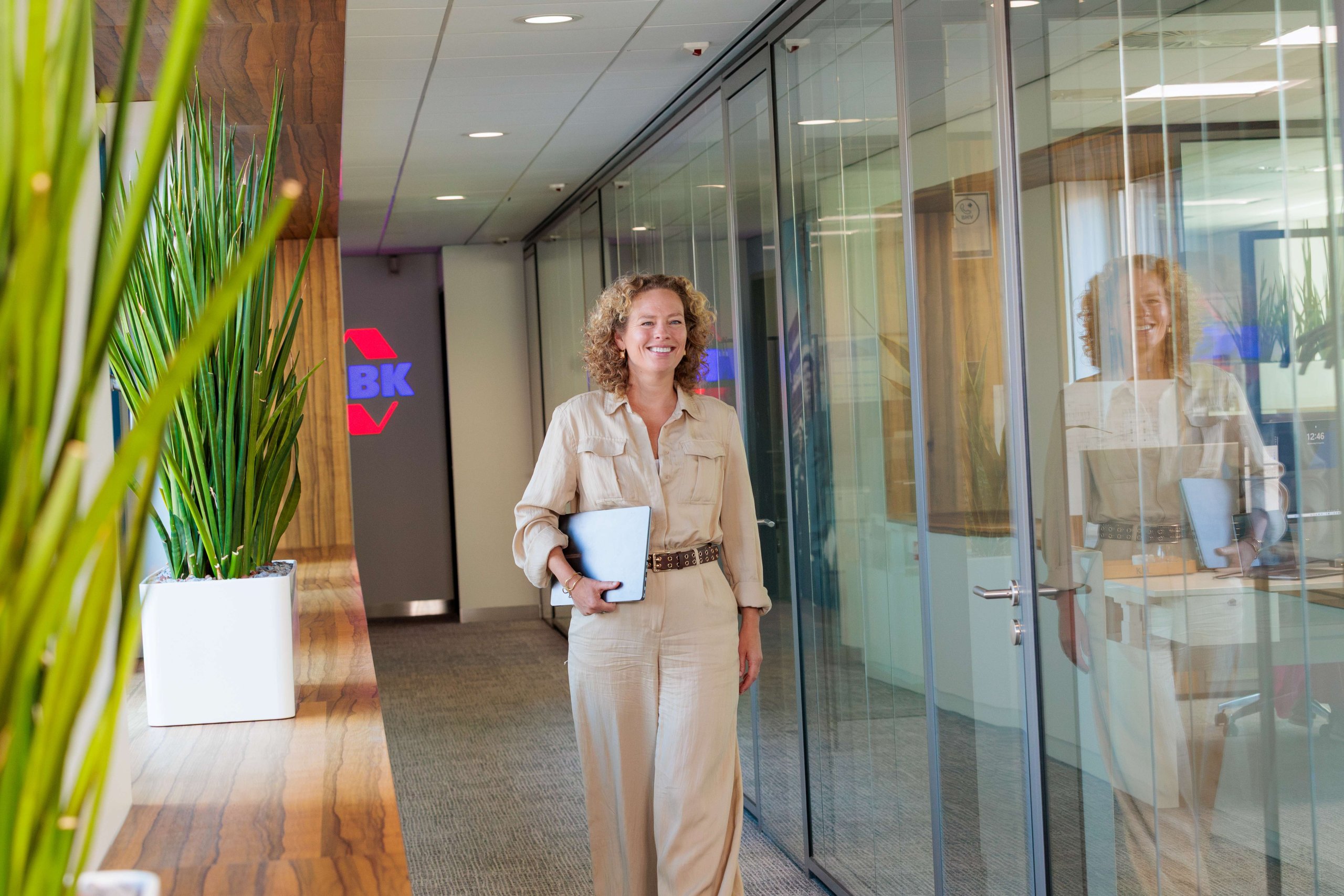HR directeur KBK loopt door de gang